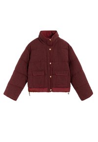 Chaqueta acolchada burdeos con un patrón texturizado, cuello alto, botones de presión dorados y dos bolsillos delanteros con ribete en contraste. Diseño corto y cuadrado.