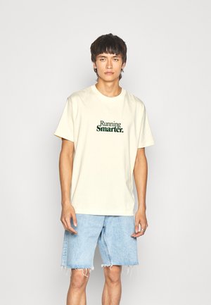 ATHLETICS RUN SHORT SLEEVE GRAPHIC - Print T-shirt - macadamia nut