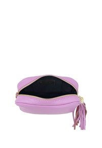 Rosa läderpung med dragkedja, med en svart insida och guldfärgade detaljer. Inkluderar en tofsaccent i ljus- och mörkbrun.