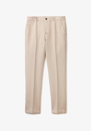 Pantalon beige slim fit avec de subtiles rayures verticales, fermeture par boutons à l'avant et poches latérales, présenté sur un fond blanc uni.
