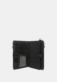 Portefeuille noir en cuir synthétique, doté de plusieurs emplacements pour cartes, d'une poche transparente pour carte d'identité et d'une fermeture zippée. Texture lisse sur l'ensemble.