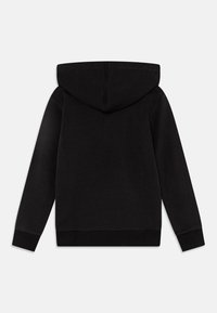 Felpa nera con cappuccio, caratterizzata da una texture liscia, maniche lunghe e un orlo a costine. Design semplice senza loghi o motivi visibili.