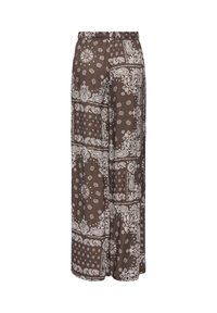 Pantalon marron à jambes larges avec imprimé bandana blanc paisley et floral et taille élastique.