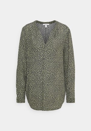 Langarm blouse in olijfgroen, met een zwarte luipaardprint, een V-hals en knoopsluiting, gemaakt van lichtgewicht stof.