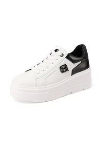 Sneakers bianchi con dettagli in pelle nera, lacci piatti e una robusta suola piatta bianca. Presentano un dettaglio del logo nero sul lato.