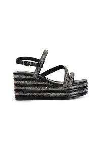 Sandali platform neri con suola a strati, decorati con dettagli metallici argento e sottili cinturini. Cinturino alla caviglia regolabile per una vestibilità ottimale.