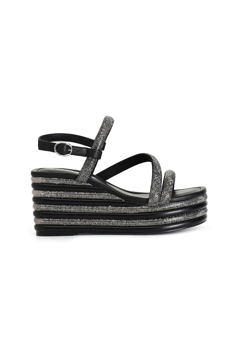 Sandali platform neri con suola a strati, decorati con dettagli metallici argento e sottili cinturini. Cinturino alla caviglia regolabile per una vestibilità ottimale.