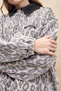 Casaco de denim com estampado de leopardo, apresentando um colarinho de corduroy, fecho de correr e punhos elásticos. Logotipo "BDG JEANS" bordado no peito.