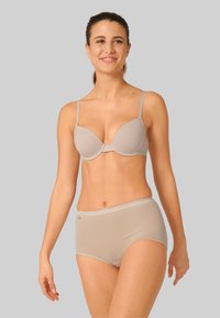 Reggiseno imbottito beige con spalline regolabili, dotato di coppe lisce e un perizoma alto abbinato con una morbida fascia elastica in vita.