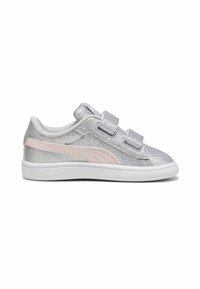 Baskets à paillettes argentées avec une rayure rose accentuée, double bandes Velcro et une semelle en caoutchouc blanc. Texture lisse avec une forme arrondie.