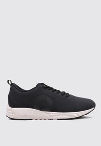 Zapatilla deportiva negra con upper de textil liso, puntera redonda y suela blanca. Presenta un logo en el lado y cordones planos para un ajuste seguro.