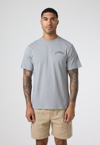 CLOSURE London - T-shirt z nadrukiem