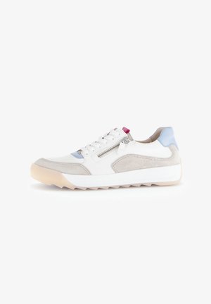 Weißer Sneaker mit grauen Wildlederakzenten, hellblauen Details und einem Reißverschluss an der Seite. Dicke Gummisohle mit strukturiertem Muster für besseren Halt.