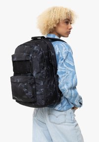 Eastpak DOUBLE OFFICE - Malý batoh  - casual camo black