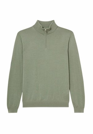 Pulover verde deschis dintr-o țesătură cu nervuri, prevăzut cu un guler înalt și un detaliu cu fermoar de un sfert la gât. Mâneci lungi cu mansete strânse.