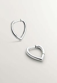 Pendientes de aro en forma de corazón de plata con un acabado pulido, que cuentan con un diseño articulado y bordes suaves. Ligeros y con una textura brillante.