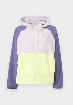 Spalvotas Columbia striukė su šviesiai violetine gaubtu ir viršutine kūno dalimi, levandų spalvos rankovėmis bei šviesiai geltona apatine kūno dalimi ir kišenėmis, priekyje užsisegta užtrauktuku.