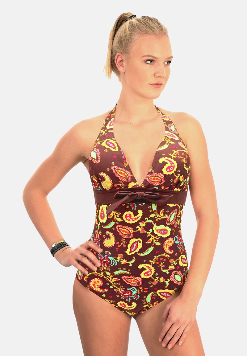 Maillot de bain marron à motif paisley avec des motifs multicolores vibrants, design à col halter, décolleté en V profond et accent nœud assorti à la taille.