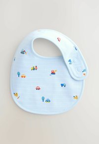 Ljusblå haklapp med rundad form, dekorerad med små, färgglada fordonsmönster och träd, tillverkad av mjukt tyg med tryckknappstängning.