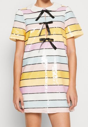 Robe à manches courtes ornée de sequins avec des rayures horizontales pastel, un col blanc et trois nœuds en ruban noir sur le devant.