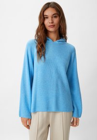 Hellblaues gestricktes Hoodie mit lässigem Schnitt, langen Ärmeln und gerippter Textur. Verfügt über eine Kapuze und subtile seitliche Nähte.