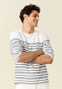 Gestreepte longsleeve shirt, wit met marineblauwe horizontale strepen, ronde hals, zachte katoentextuur, aangesloten mouwen, casual stijl.