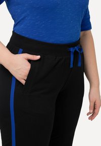Ulla Popken SIDE STRIPE ELASTIC WAIST JOGGERS - Jogginghose - black