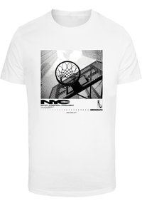 Weißes T-Shirt mit einem schwarz-weißen Grafikdesign eines Basketballkorbs vor hohen Gebäuden, mit Text für ein Streetball-Turnier in NYC.