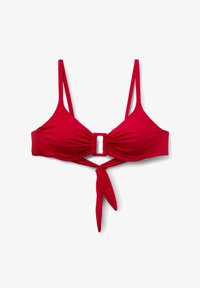 Parte superior de bikini roja con tirantes delgados, una hebilla rectangular en el centro y un nudo de lazo debajo del busto sobre un fondo blanco.