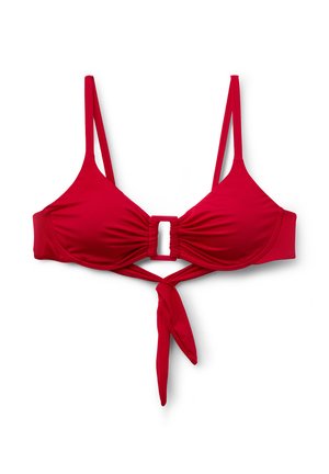 Haut de bikini rouge avec des fines bretelles, une boucle rectangulaire au centre et un nœud sous la poitrine sur un fond blanc.