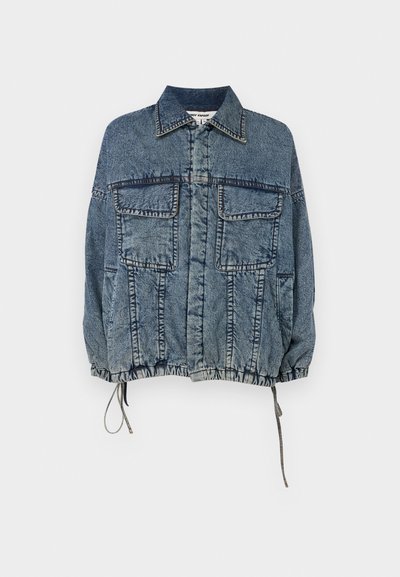 Jachetă din denim cu guler, două buzunare frontale, tiv și manșete elasticizate, într-o nuanță de albastru decolorat cu detalii de cusătură bine definite.
