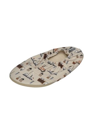 Beigefarbener Stoff-Hausschuh mit elastischem Bund am Knöchel und einem Muster aus Häusern, Autos und Verkehrsschildern in gedeckten Farben.