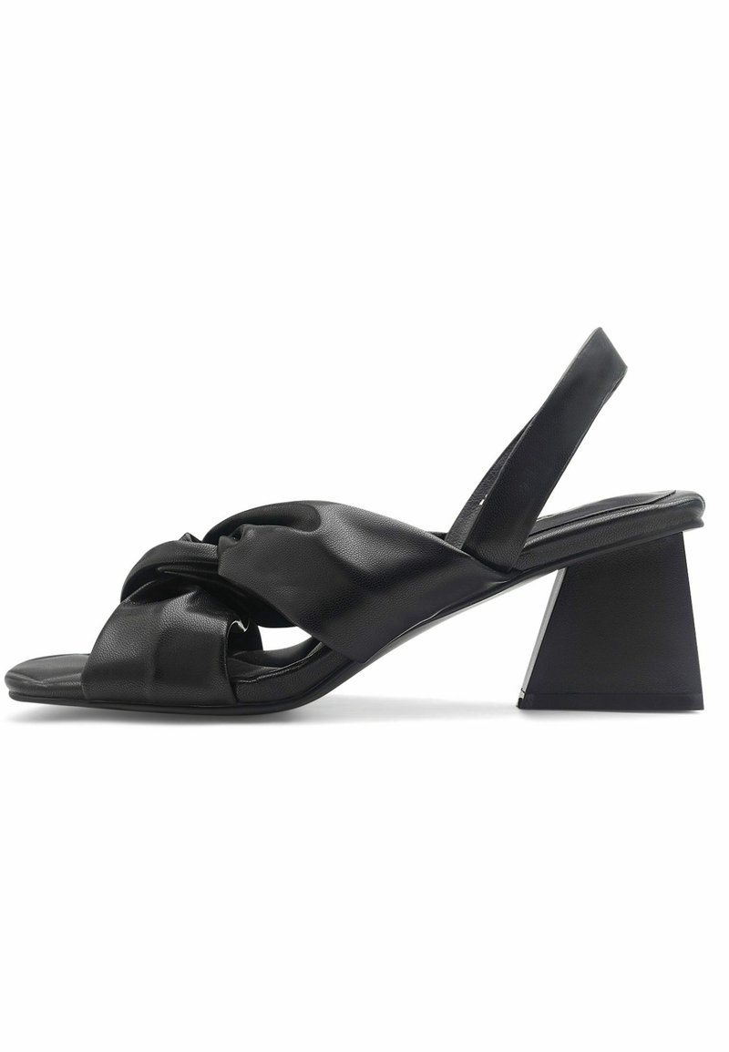Sandale slingback en cuir noir avec des sangles croisées rembourrées et un talon intermédiaire épais en forme de trapèze.