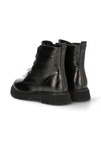 Botas negras hasta el tobillo hechas de cuero brillante con un acabado texturizado, que cuentan con una puntera redonda y una suela de goma duradera para mayor agarre.