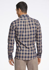 Lindbergh ULTRA SOFT CHECKED LS - Camisa - dk sand