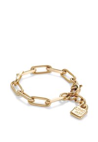 Pulsera de cadena de oro que presenta eslabones ovalados y un pequeño encanto con texto en relieve. Acabado liso con un diseño minimalista.