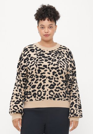 Svetar s leopard uzorkom u bež i crnoj boji, s opuštenim krojem, rebrastim izrezom i manžetama, te mekanim teksturiranim materijalom.