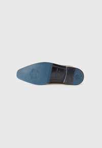 Semelle en cuir brun avec un fond en caoutchouc bleu, forme contournée et détail de logo en relief sur le talon. Comprend des clous en métal pour plus de durabilité.