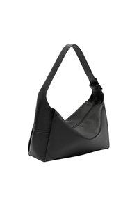Sac à épaule en cuir noir avec une forme asymétrique, une surface texturée et une bandoulière unique. Il dispose d'une fermeture zippée et d'une poche latérale.