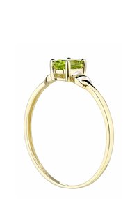 Goldring mit einem ovalen Peridot-Edelstein, der in einer Vierkantfassung gehalten wird, und einem schlanken, polierten Band.