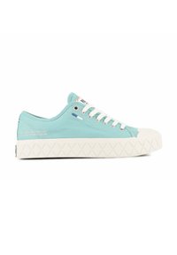 Jasnoniebieskie płócienne trampki z białym gumowym noskiem i teksturowaną podeszwą. Sznurowadła i oczka są białe; posiadają branding na języku i boku.