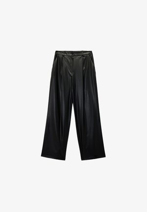 Sorte faux læder wide-leg bukser med frontknaplukning, plisseret design og glat tekstur, der tilbyder en afslappet pasform.