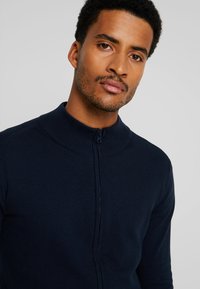 INDICODE JEANS CHANCELLOR - Chaqueta de punto - navy