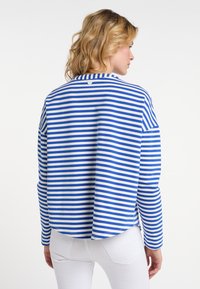 Gestreepte pullover in blauw en wit, met een ronde halslijn, lange mouwen en een licht gebogen zoom. Glad katoen, casual pasvorm.
