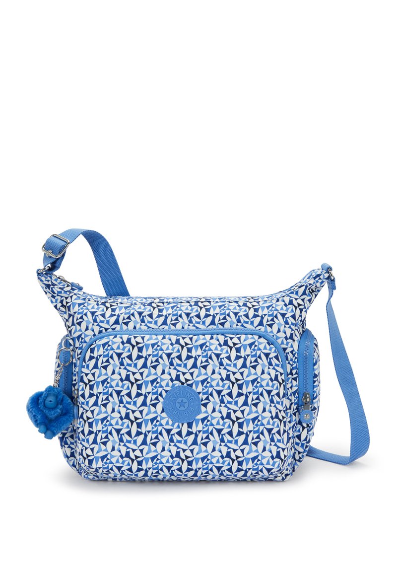 Blå mönstrad crossbody-väska med ett dragkedjeförsett framfack, justerbar rem och en fluffig blå pom-pom som accent. Tillverkad av slitstarkt tyg.