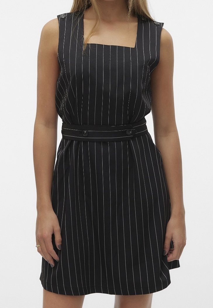 Robe noire sans manches avec des fines rayures verticales blanches, encolure carrée et taille ceinturée assortie avec boutons à l'avant.