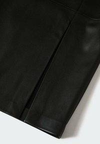 Jupe en cuir noir avec une texture lisse, une coupe à mi-mollet et un détail de fente à l'avant pour un mouvement aisée et du style.