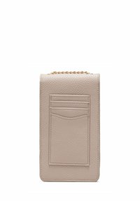 Jasno beżowy portfel z teksturą, z łańcuszkiem, posiadający tylną kieszeń na karty oraz kompaktowy prostokątny kształt.