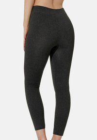 Leggings neri realizzati in un tessuto elastico e testurizzato. Vita alta e design aderente con cuciture arrotondate sul retro per una maggiore definizione.