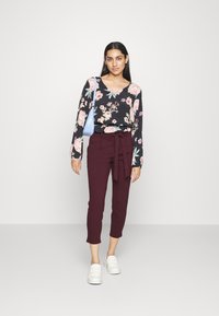 Vero Moda Petite VMEVA PAPERBAG - Calças - winetasting